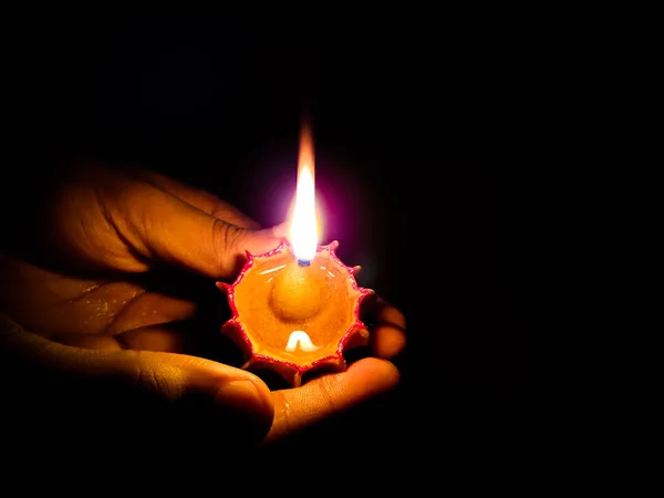 Happy Diwali Fechar Mãos Homem Segurando Lâmpada Óleo Diya Durante — Fotografia de Stock