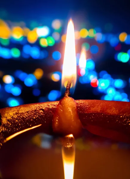 ハッピーディワリ ボケライトの背景を持つディワリのお祝いの間に点灯美しいディヤオイルランプ — ストック写真