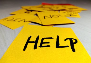 Yazılı sarı kısa not kağıdı yardımcı olur