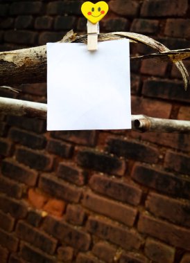 Beyaz kart notu ve tahta ataç.