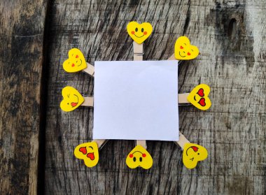 Ahşap bir arka planda boş beyaz sayfa