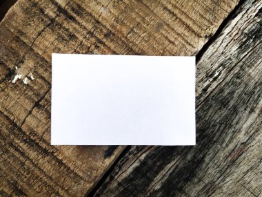 ahşap zemin üzerinde boş kağıt
