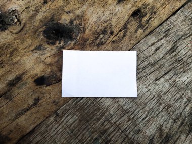 ahşap zemin üzerinde boş kağıt