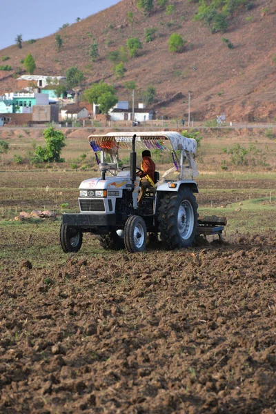 Tikamgarh Madhya Pradesh India Junio 2020 Agricultor Indio Con Tractor —  Fotos de Stock