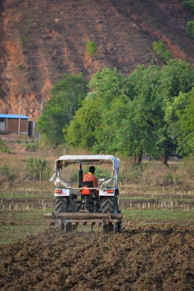 Tikamgarh Madhya Pradesh India Junio 2020 Agricultor Indio Con Tractor —  Fotos de Stock
