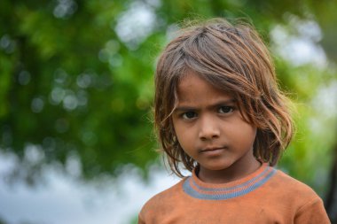 TIKAMGARH, MADHYA PRADESH, Hindistan - 6 Temmuz 2020: Kimliği belirsiz Hintli köylü kızının portresi.