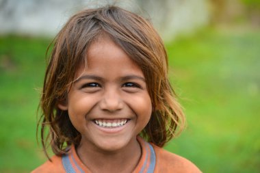 TIKAMGARH, MADHYA PRADESH, Hindistan - 6 Temmuz 2020: Kimliği belirsiz Hintli köylü kızının portresi.