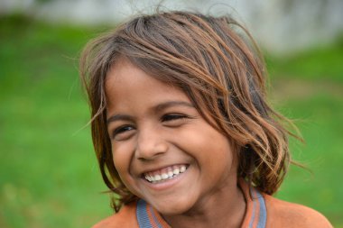 TIKAMGARH, MADHYA PRADESH, Hindistan - 6 Temmuz 2020: Kimliği belirsiz Hintli köylü kızının portresi.