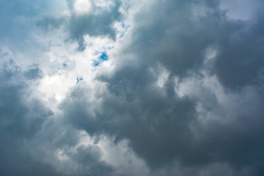 Yağmurdan önce kara fırtına bulutları