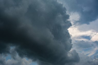 Yağmurdan önce kara fırtına bulutları