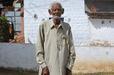 MAHOBA, UTTAR PRADESH, Hindistan - 24 AĞUSTOS 2020: Hintli Yaşlı Adam Portresi.