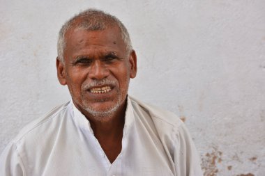 MAHOBA, UTTAR PRADESH, Hindistan - 24 AĞUSTOS 2020: Hintli Yaşlı Adam Portresi.