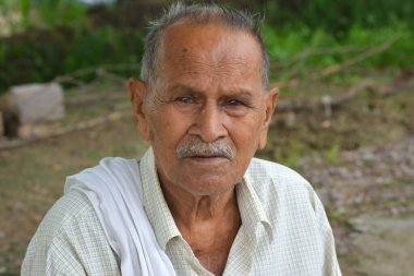 MAHOBA, UTTAR PRADESH, Hindistan - 24 AĞUSTOS 2020: Hintli Yaşlı Adam Portresi.