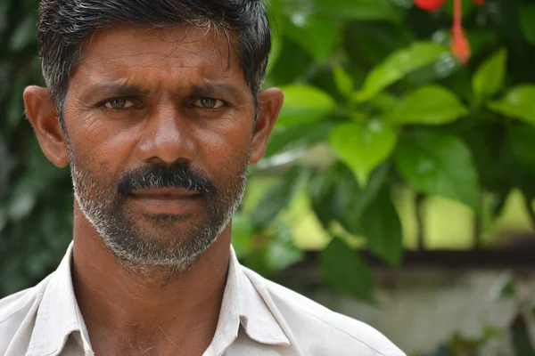 MAHOBA, UTTAR PRADESH, Hindistan - 24 Ağustos 2020 Hintli çiftçinin gülen yüzü.