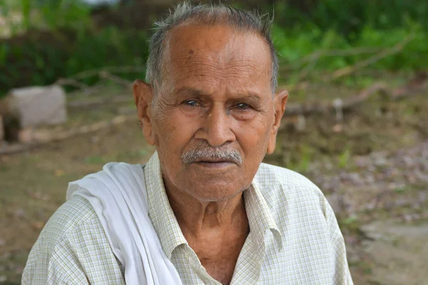 MAHOBA, UTTAR PRADESH, Hindistan - 24 AĞUSTOS 2020: Hintli Yaşlı Adam Portresi.