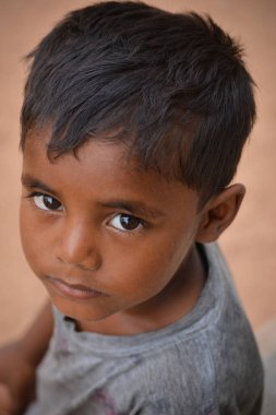 TIKAMGARH, MADHYA PRADESH, Hindistan - 14 Eylül 2020: Kimliği belirsiz Hintli çocuğun portresi.