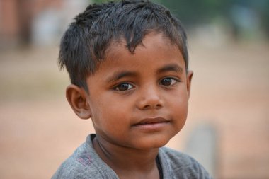 TIKAMGARH, MADHYA PRADESH, Hindistan - 14 Eylül 2020: Kimliği belirsiz Hintli çocuğun portresi.