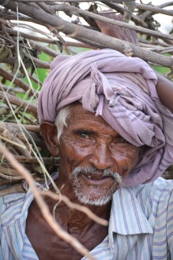 TIKAMGARH, MADHYA PRADESH, Hindistan - 14 Eylül 2020: Hintli yaşlı adamın portresi.