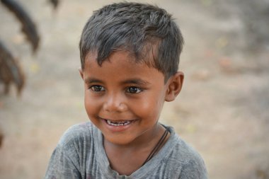 TIKAMGARH, MADHYA PRADESH, Hindistan - 14 Eylül 2020: Kimliği belirsiz Hintli çocuğun portresi.