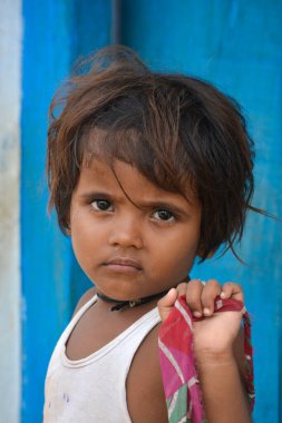 TIKAMGARH, MADHYA PRADESH, Hindistan - 14 Eylül 2020: Mutlu gülümseyen bir kız çocuğunun portresi.