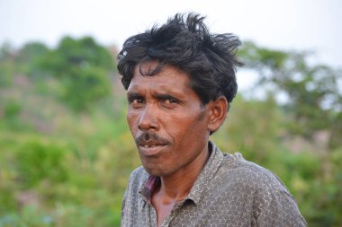 TIKAMGARH, MADHYA PRADESH, Hindistan - 14 Eylül 2020: Köylerinde kimliği belirsiz Hintli bir adamın portresi.