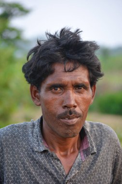TIKAMGARH, MADHYA PRADESH, Hindistan - 14 Eylül 2020: Köylerinde kimliği belirsiz Hintli bir adamın portresi.