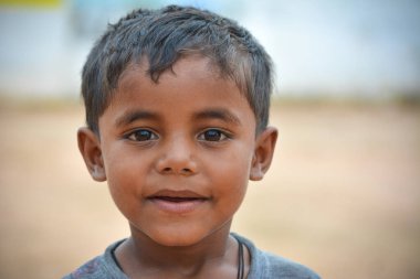 TIKAMGARH, MADHYA PRADESH, Hindistan - 14 Eylül 2020: Kimliği belirsiz Hintli çocuğun portresi.