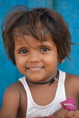 TIKAMGARH, MADHYA PRADESH, Hindistan - 14 Eylül 2020: Mutlu gülümseyen bir kız çocuğunun portresi.