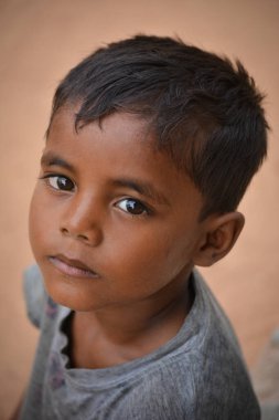 TIKAMGARH, MADHYA PRADESH, Hindistan - 14 Eylül 2020: Kimliği belirsiz Hintli çocuğun portresi.