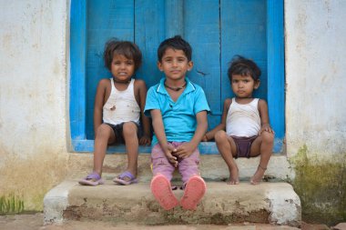 TIKAMGARH, MADHYA PRADESH, Hindistan - 14 Eylül 2020: Hindistan 'ın kırsal kesimlerinden gülümseyen ve eğlenen genç çocuklar.