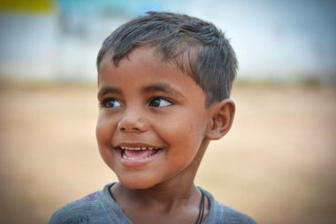 TIKAMGARH, MADHYA PRADESH, Hindistan - 14 Eylül 2020: Kimliği belirsiz Hintli çocuğun portresi.