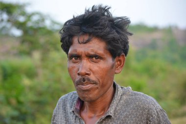 TIKAMGARH, MADHYA PRADESH, Hindistan - 14 Eylül 2020: Köylerinde kimliği belirsiz Hintli bir adamın portresi.