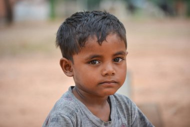 TIKAMGARH, MADHYA PRADESH, Hindistan - 14 Eylül 2020: Kimliği belirsiz Hintli çocuğun portresi.