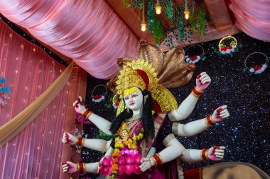 Tanrıça Durga 'nın güzel dekore edilmiş idolü Navratri kutlamaları sırasında şenlikli bir pandala yerleştirildi.