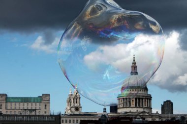 Londra'nın merkezinde sabun kabarcığı. Mavi gökyüzündegri bulutlar.