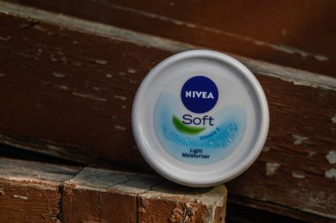 Nemlendirici bir Nivea ürünü. Sabahları tozlu ahşap üzerine izole edilmiş Hint ürününüzü nemlendirir.
