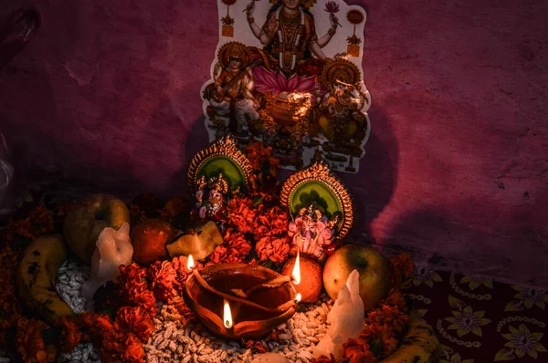 Hint tanrısı heykeli gül ve mumla Hint festivali diwali 'de