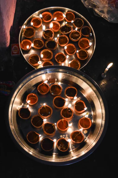Un plato es que está cargado de rosa y vela en el festival indio diwali deepawali con fuego aislado en la mesa — Foto de Stock
