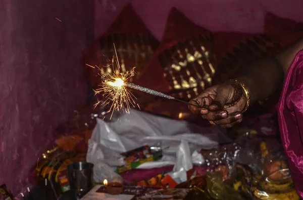 Индийская леди играет с огненным крекером розы и свечи на индийском — стоковое фото