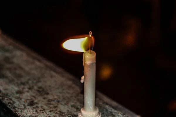 Een kaars op indianenfestival diwali deepawali met vuur geïsoleerd — Stockfoto