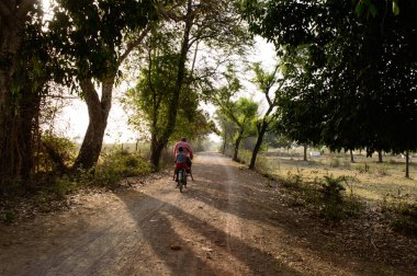 Hint köylüsü torununa yaz günleri bisiklet alacak..