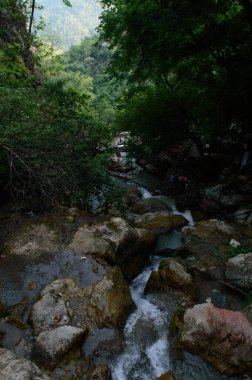Ünlü Neer Garh Şelalesi 'nin altında küçük bir şelale, Rishikesh, Uttarakhand, Hindistan.
