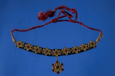 Antika mücevherler sadece güzel değil aynı zamanda giyenin stil ve işçiliğini takdir etmesini sağlar. Araştırmanızı yaparsanız ve tam olarak ne aldığınızı öğrenirseniz harika bir yatırım da olabilir..