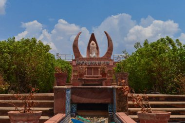 Hindistan, Madhya Pradesh 'teki Kishor Kumar Anıtı manzarası. Bulutlu güzel mavi gökyüzü.