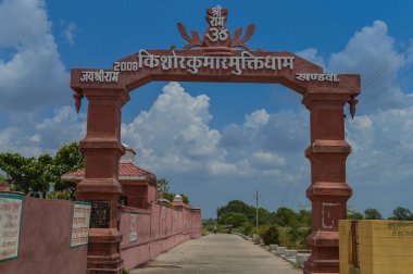 Hindistan, Madhya Pradesh 'teki Kishor Kumar Anıtı manzarası. Bulutlu güzel mavi gökyüzü.