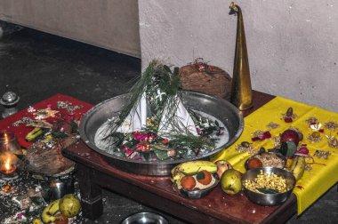 Hint festivali Diwali Deep Awali 'nin gül ve mumlarıyla dolu bir kavanoz.