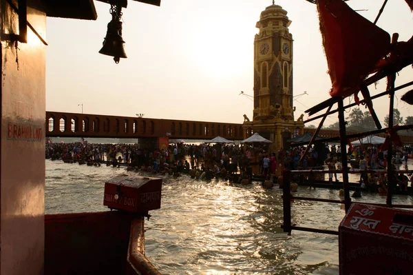 리자드 하늘에서의 축제로 사람들이 강으로 목욕을 것이다 — 스톡 사진