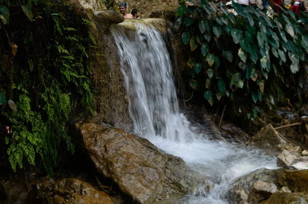 Ünlü Neer Garh Şelalesi 'nin altında küçük bir şelale, Rishikesh, Uttarakhand, Hindistan.