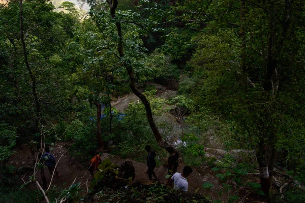 Ünlü Neer Garh Şelalesi, Rishikesh, Uttarakhand, Hindistan 'dan bir grup insan aşağı iniyor..