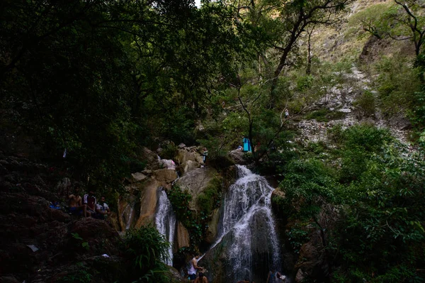 Ünlü Neer Garh Şelalesi 'nin altında küçük bir şelale, Rishikesh, Uttarakhand, Hindistan.